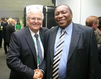 DFB-Präsident Theo Zwanziger mit dem Botschafter der Republik Südafrika Sonwabo Funde