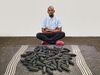 Setlamorago Mashilo and his sculpture Mabu a u tswitswe (© Sylt Quelle / Ivan Muller)